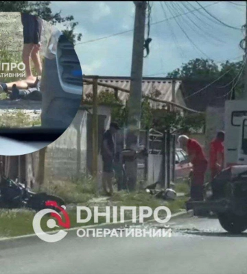 Зробив сальто в повітрі: у Дніпрі на Великій Діївській мотоцикліст на швидкості влетів у ВАЗ