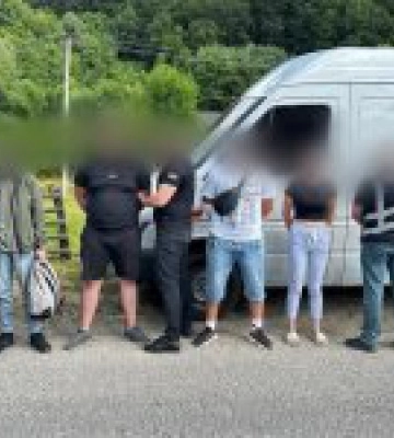 На Закарпатті чоловіки хлібним фургоном їхали до прикордоння, а потім мали перепливати Тису