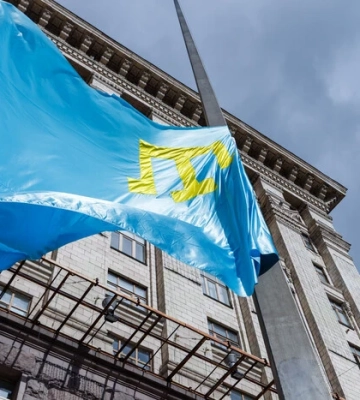 У Києві піднято кримськотатарський прапор на знак солідарності та підтримки У Києві піднято кримськотатарський прапор на знак солідарності та підтримки