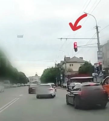 Під носом у патрульних: у Луцьку водій «ауді» проїхав на «червоний» (відео)