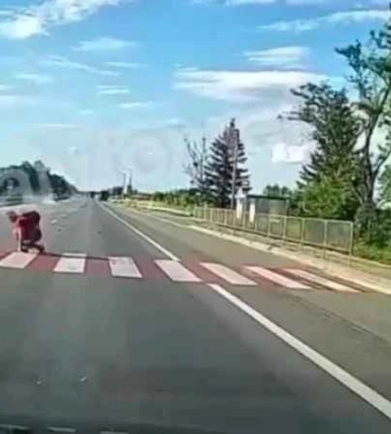 На автодороге Киев - Чоп патрульный автомобиль на скорости сбил несовершеннолетнего на переходе и не остановился