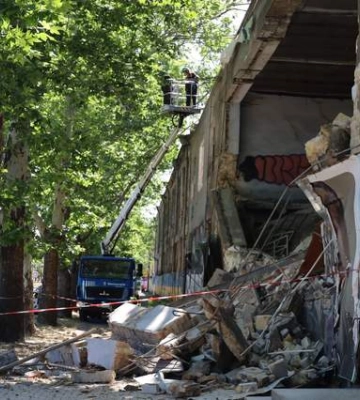 У Миколаєві обвалилася частина будівлі "Дормашини", яка була пошкоджена ворожим обстрілом