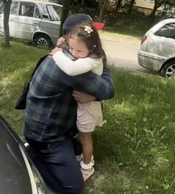 Долгожданный отпуск: Наталка Карпа показала трогательное видео встречи дочери с папой-военным