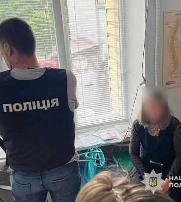 На Дніпропетровщині поліцейські викрили лікарку на вимаганні та отриманні хабаря