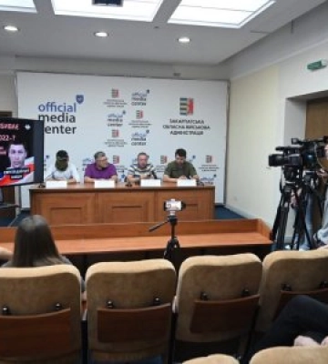 «З Україною в серці»: в Ужгороді презентували виставку про загиблих білоруських воїнів