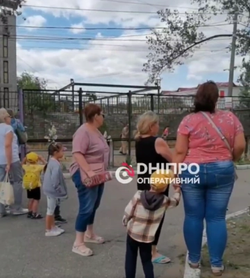 На подвір'ї були діти: у Дніпрі позашляховик влетів у садочок