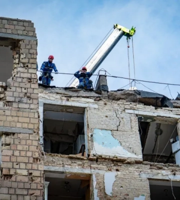 В Киеве уже восстановили 25 жилых домов, значительно поврежденных из-за ударов РФ, еще 7 в работе