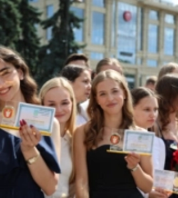 230 відмінників Луцької громади отримали свідоцтва з відзнакою. Фоторепортаж