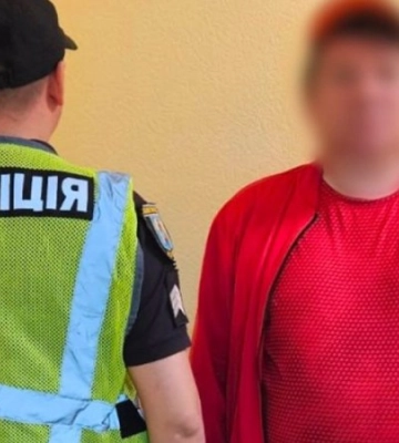 В Киеве 49-летний мужчина катался между вагонами метро