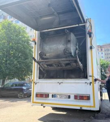 З початку літа полтавські комунальники продезінфікували майже 400 сміттєвих баків