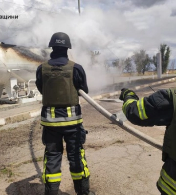 У Нікополі рятувальники ліквідували спричинену обстрілом РФ пожежу