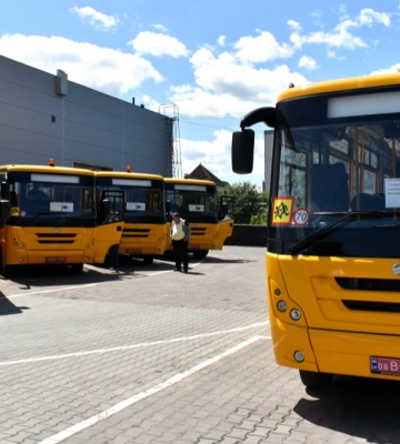 Ще 5 нових шкільних автобусів передали громадам на Волині