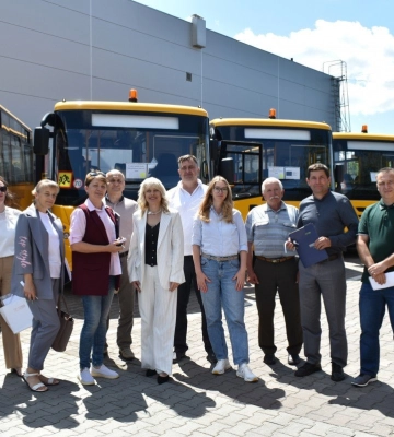 Ще 5 нових шкільних автобусів передали громадам на Волині