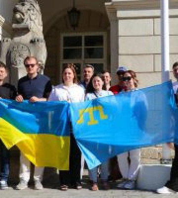 На Львівщині підняли кримськотатарський прапор на знак підтримки корінного народу Криму