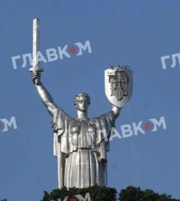 Підйом на постамент «Батьківщина-мати». Музей Другої світової пропонує дарувати новонародженим киянам сертифікати Підйом на постамент «Батьківщина-мати». Музей Другої світової пропонує дарувати новонародженим киянам сертифікати