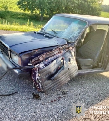 На Київщині вантажівка на смерть збила жінку, яка штовхала власний автомобіль