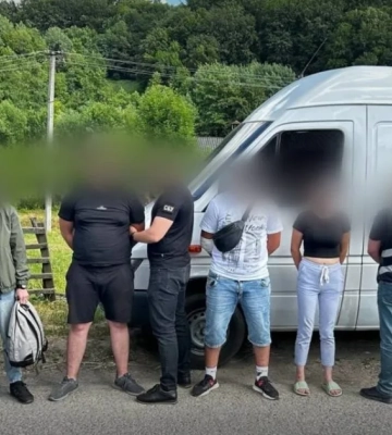 На Закарпатті сім’я вдавала, що везе хліб, а насправді — чоловіків призовного віку На Закарпатті сім’я вдавала, що везе хліб, а насправді — чоловіків призовного віку