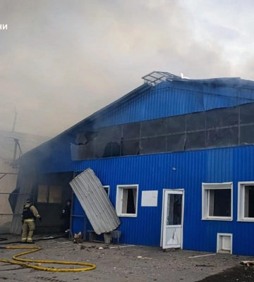 Росія завдала авіаудару по фермі в Ізюмському районі Харківщини: поранені люди, загинули корови, зайнялася пожежа