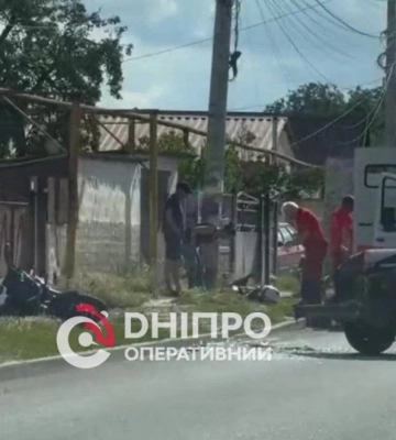 Зробив сальто в повітрі: у Дніпрі мотоцикліст на швидкості влетів у ВАЗ