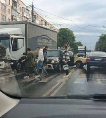 У Луцьку на 40-му – страшна аварія: зіткнулися аж 4 авто 