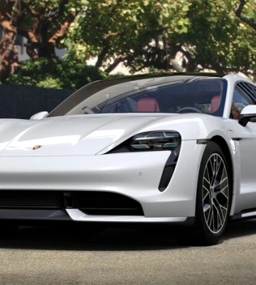 Porsche та Mercedes-Benz: 131 розкішну автівку завезли в Україну цьогоріч