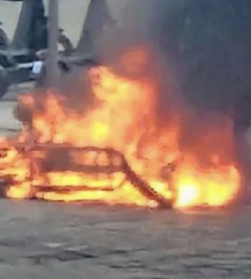 У центрі Львова під час руху зайнявся та згорів електросамокат