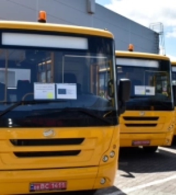 На Волині громадам передали п’ять нових спеціальних шкільних автобусів