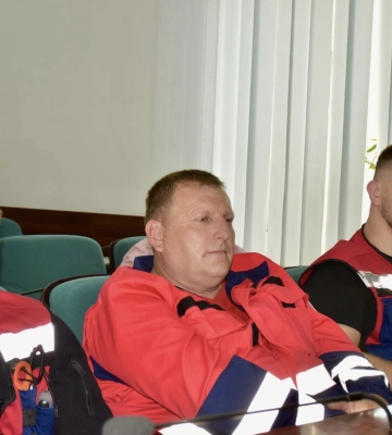 Мер Луцька нагородив працівників служб, які ліквідували наслідки російського обстрілу