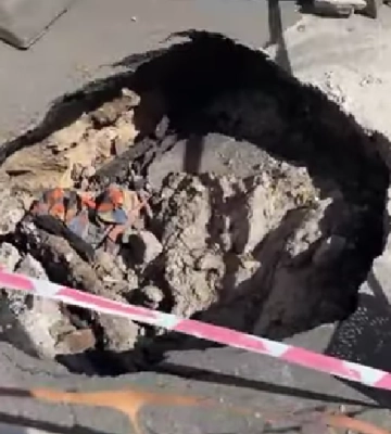 Глибокий капкан: у Дніпрі перед платною парковкою утворилося провалля