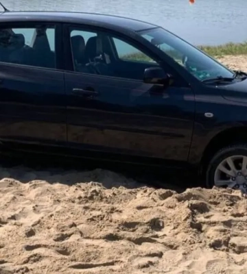 У Житомирі водій заїхав машиною на дитячий пляж у гідропарку, застряг у піску та втік, фото