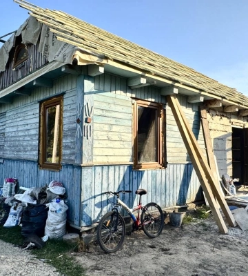 Нове життя забутої хатини на Волині: художниця Тетяна Мялковська створює артрезиденцію в памʼять про сина-героя