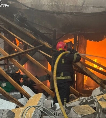Оккупанты ударили ракетой по предприятию в Чугуеве: фото