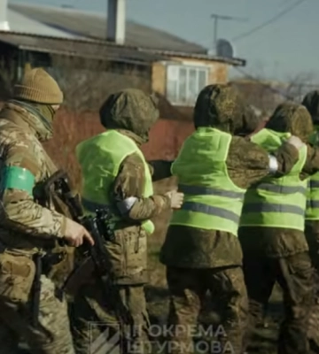 «Нас місцеві не заб&#039;ють?» — полонені росіяни відновлюють зруйнований Ізюм