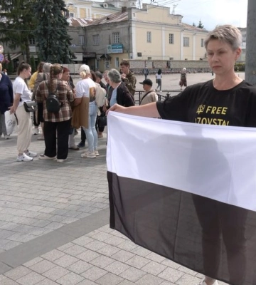 У Луцьку рідні полонених і зниклих безвісти підняли "Прапор Надії"