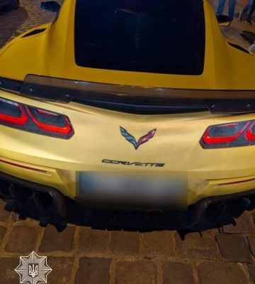 Водії Chevrolet Corvette і Cadillac XT6 дрифтували у центрі Львова. Чим закінчилося