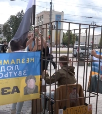 У Луцьку – акція: рідні полонених і зниклих безвісти підняли «Прапор Надії» 