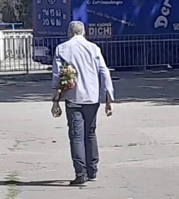 У Миколаєві зафіксували чоловіка, який не вперше краде троянди біля парку Ліски – комунальники просять передати йому «привіт»