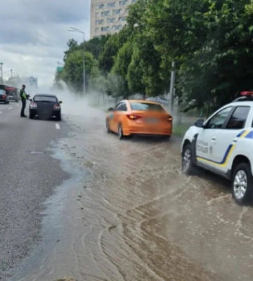 В Киеве прорвало трубу на Борщаговской — дорогу залило кипятком, видео