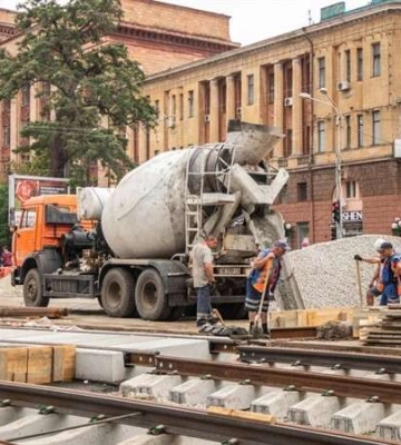 У Дніпрі оновлюють колії та зупинки для запуску нових низькопідлогових трамваїв у межах флагманського проєкту «Рух без бар’єрів»