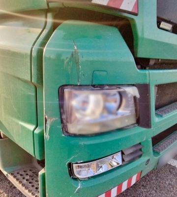 На Київщині вантажівка на смерть збила жінку, яка штовхала власний автомобіль (ФОТО)