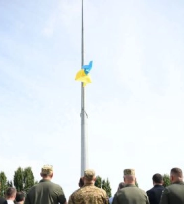 На Закарпатті урочисто підняли прапор з нагоди державного свята – Дня Конституції