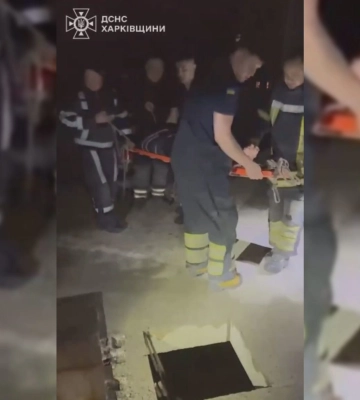 В Харькове спасатели четыре часа пытались снять ребенка с крыши недостроя – видео
