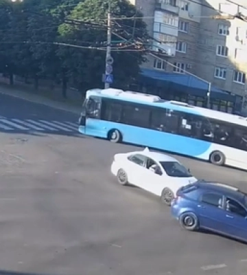 У Луцьку автохам зухвало «підрізав» навчальне авто (відео)