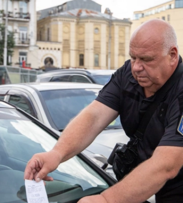 Парковка на газонах в жару: 87 штрафов за неделю и до 1700 грн за нарушение