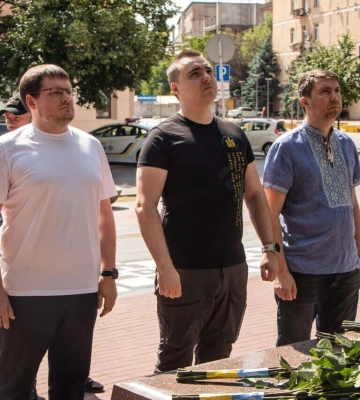 День Конституції України: у Дніпрі поклали квіти до пам’ятника молодому Тарасові Шевченку