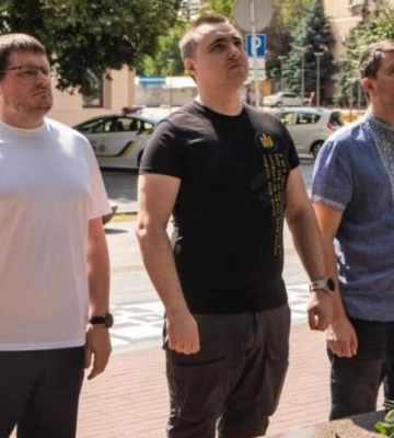 У Дніпрі поклали квіти до пам’ятника Шевченку на честь Дня Конституції