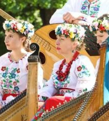 Полтавці вшанували річницю Конституції України та загиблих Героїв