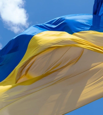 Из-за сильного ветра. В Киеве временно приспустят главный флаг Украины