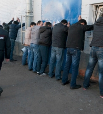 «Мене вдарили кийком». Як поліція в Росії вербує мігрантів на війну проти України