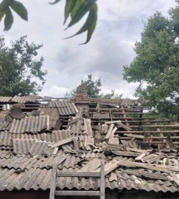 Окупанти впродовж дня атакували два райони Дніпропетровщини: постраждали дві людини, пошкоджені будинки, сталися пожежі. ФОТО